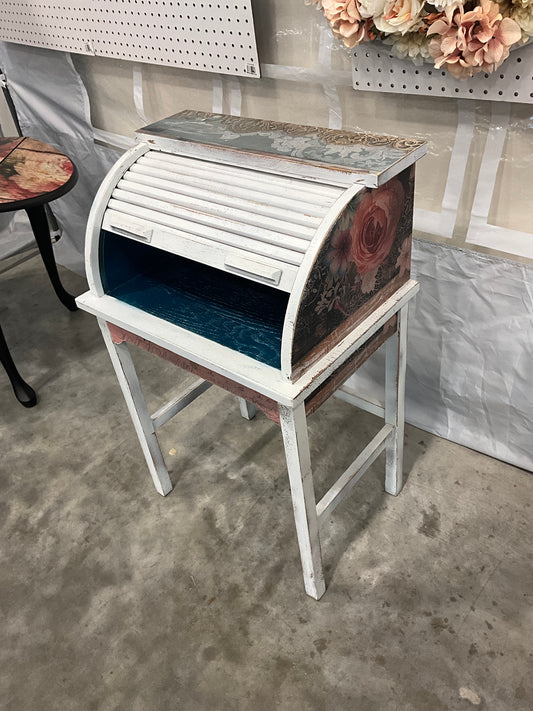 Floral kid’s desk